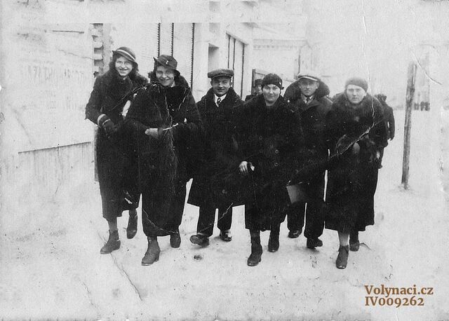 Češi z Teremna cestou z kostela v Lucku, před rokem 1944. Zdroj: archiv Marie Bažantové, se svolením Volynaci.cz